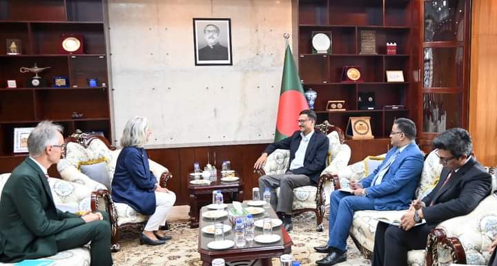 Foreign Affairs Adviser meets the Ambassador of France in Bangladesh